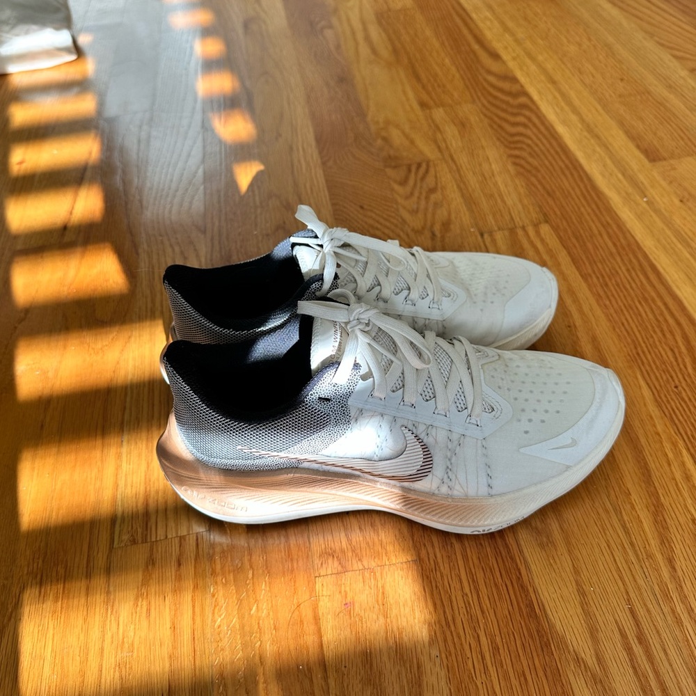 Women’s Nike shoe